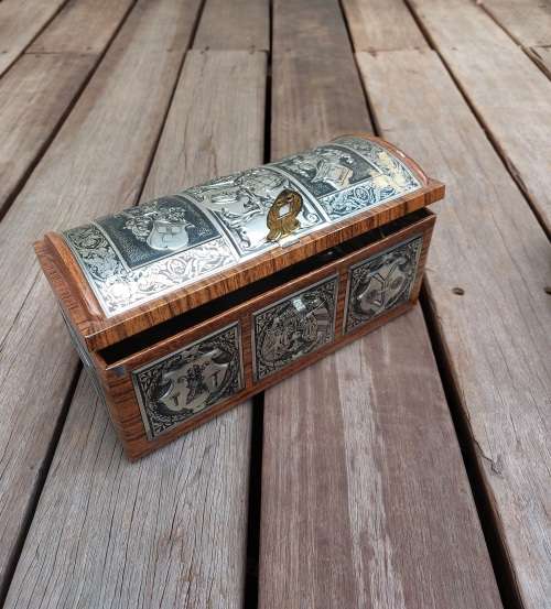 Treasure Chest Tin - Measurements 22.5cm x 12cm x 8.5cm COLLECTABLE